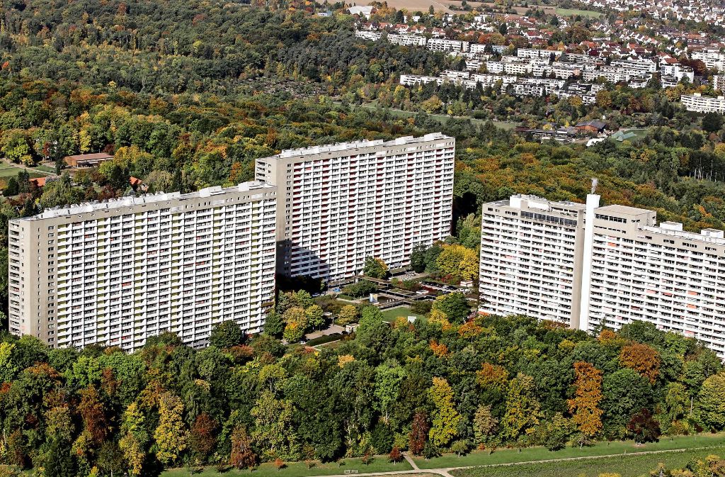 Stuttgart Asemwald: In Stuttgart sind in den 1960er und 1970er Jahren, als große Wohnungsnot herrschte, in Freiberg, Neugereut und im Asemwald (im Bild) zwar zweckmäßige, aber ziemlich unschöne Gebäude entstanden.