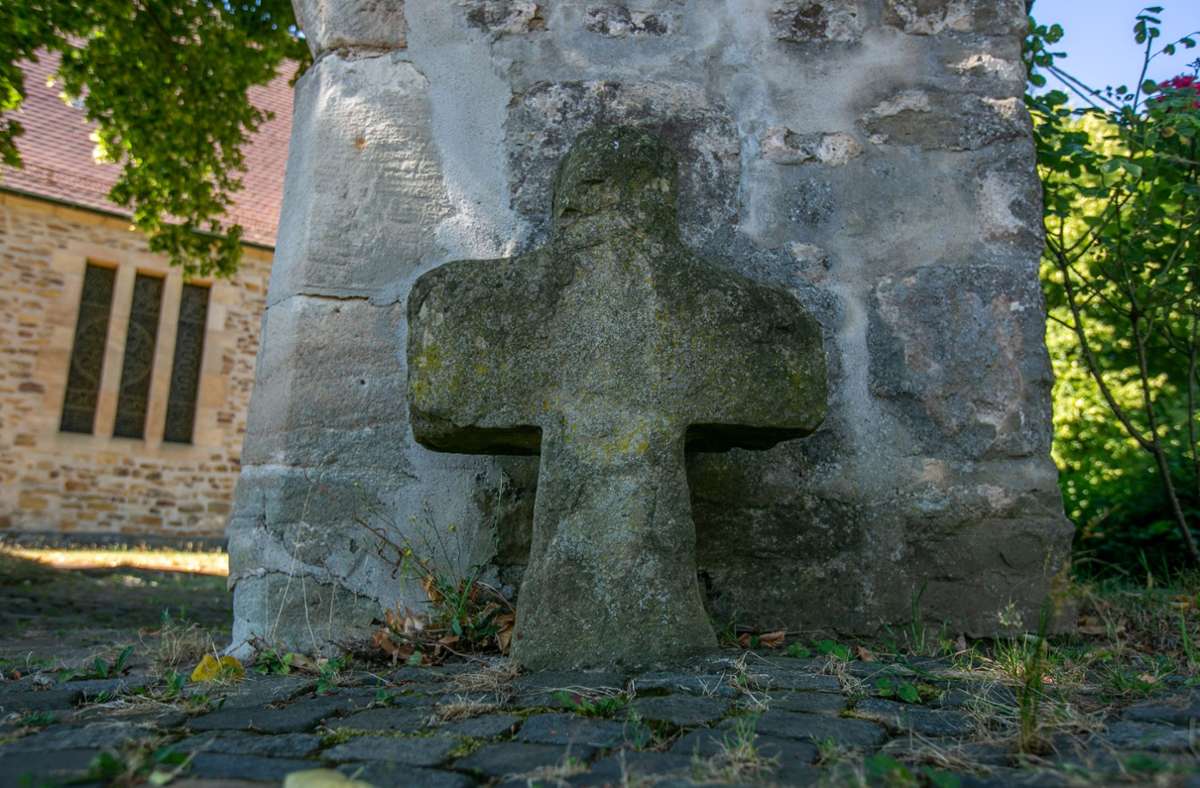 Am Torbogen vor dem Kirchhof steht ein Sühnekreuz aus dem 13. Jahrhundert. Um das Kreuz und die Entstehung der Kirche rankt sich eine blutige Legende.