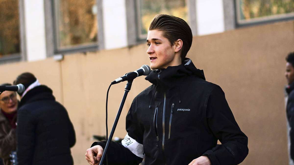  Der 18-jährige Klimaaktivist Kolja Schultheiß aus Esslingen ist bei Fridays For Future dabei und fordert mit anderen Jugendlichen, dass das 1,5 Grad-Ziel eingehalten wird. Die Bewegung demonstriert coronakonform aktuell vor allem im Internet. 