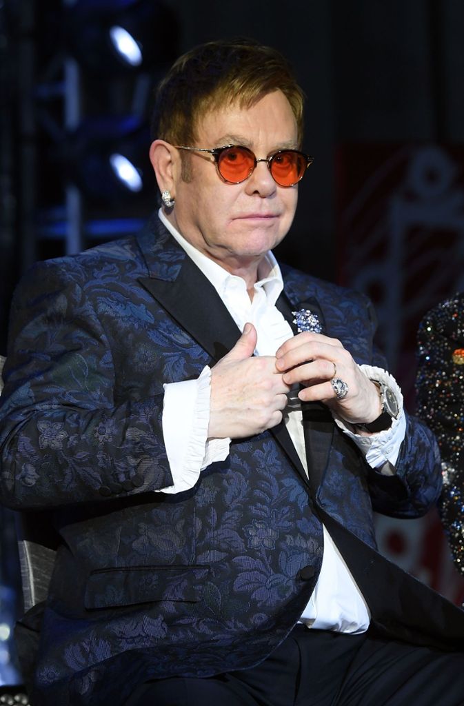 Nachdem sein enger Freund Freddie Mercury, der Frontmann von Queen, an Aids gestorben war, begann Elton John sich gegen die Krankheit zu engagieren und gründete eine Aids-Stiftung.