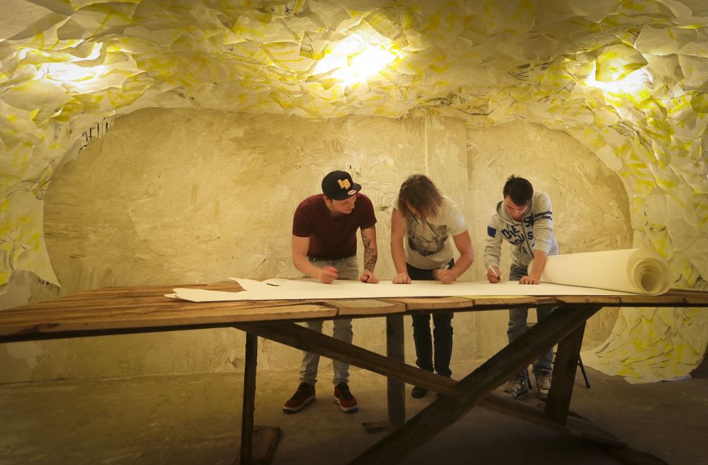 Jeder Raum im „Pop up Office“ von Pulsmacher wurde von einem Künstler, mit dem die Agentur zusammenarbeitet, gestaltet. Diesen Kreativraum hat Künstler Robin Treier gestaltet. Für die Brainstorming-Höhle hat er 80 Quadratmeter Papier verarbeitet.