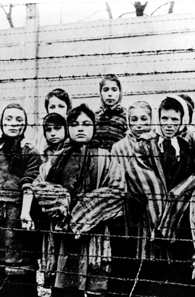 1945: Überlebende des Konzentrationslagers Auschwitz nach der Befreiung durch sowjetische Truppen.