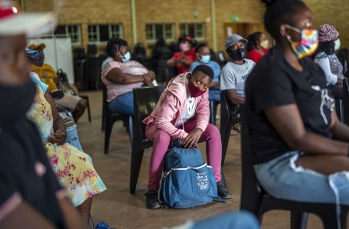 Menschen warten in Südafrika auf ihre Corona-Impfung. Foto: dpa/Jerome Delay