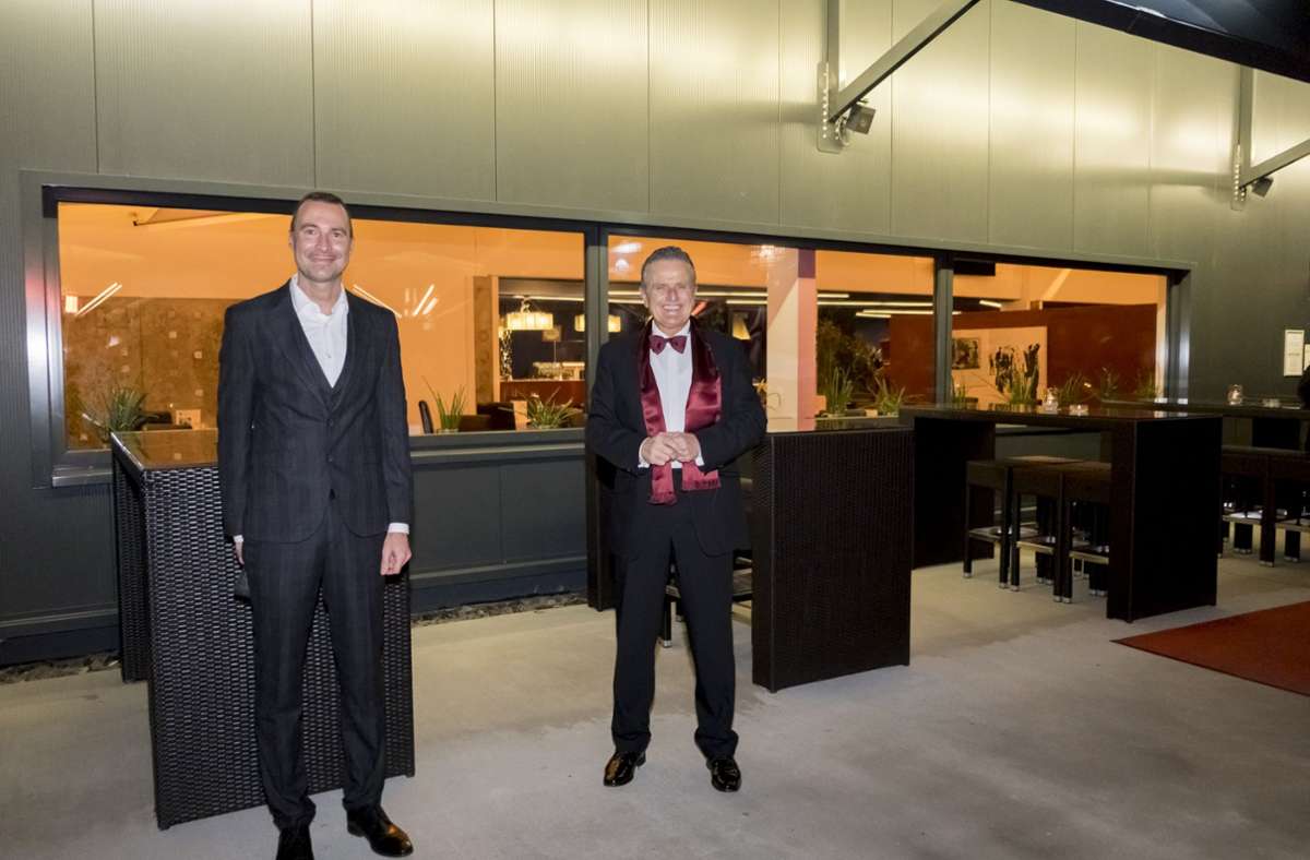 Varieté-Chef Timo Steinhauer (links) begrüßt OB Frank Nopper.