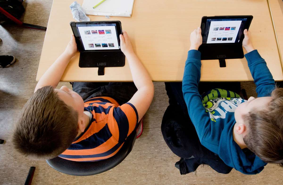 Die digitale Ausstattung von Schulen und Schülern in Deutschland hinkt hinterher. (Symbolbild) Foto: Julian Stratenschulte/dpa/Julian Stratenschulte