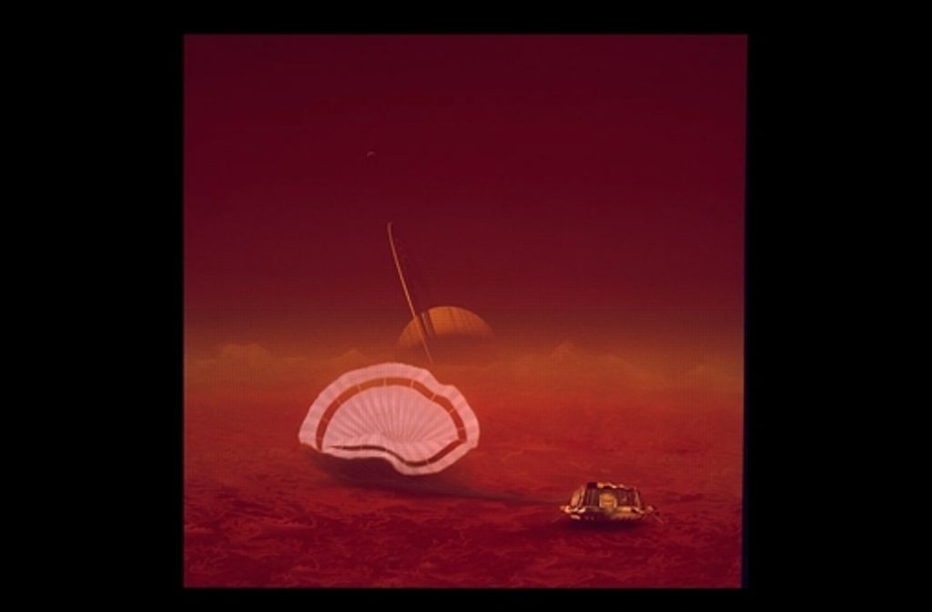 So stellte sich ein Künstler die Landung der kleinen europäischen Sonde Huygens vor, die im Januar 2005 auf dem Titan landete. Den Titan umhüllt eine dichte Atmosphäre, die rötlich-gelblich erscheint.