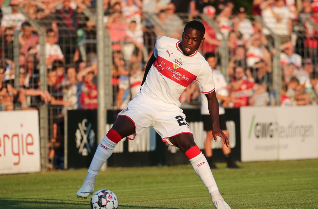 Orel Mangala (21) hat den Aufstieg mit dem Hamburger SV verpasst. Nach dem Ende seiner Ausleihe kehrt der belgische Mittelfeldspieler nun nach Stuttgart zurück. Sein Vertrag beim VfB ist bis 2023 gültig.