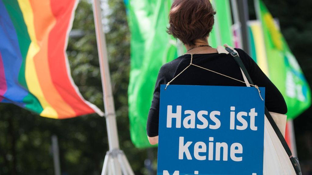  Das Bundeskriminalamt geht derzeit mit einer Reihe von Aktionstagen gegen Hasspostings vor und durchsucht, unter anderem, Wohnungen. Am Mittwoch war unter anderem Baden-Württemberg dran. Hasspostern drohen bis zu fünf Jahre Haft. 