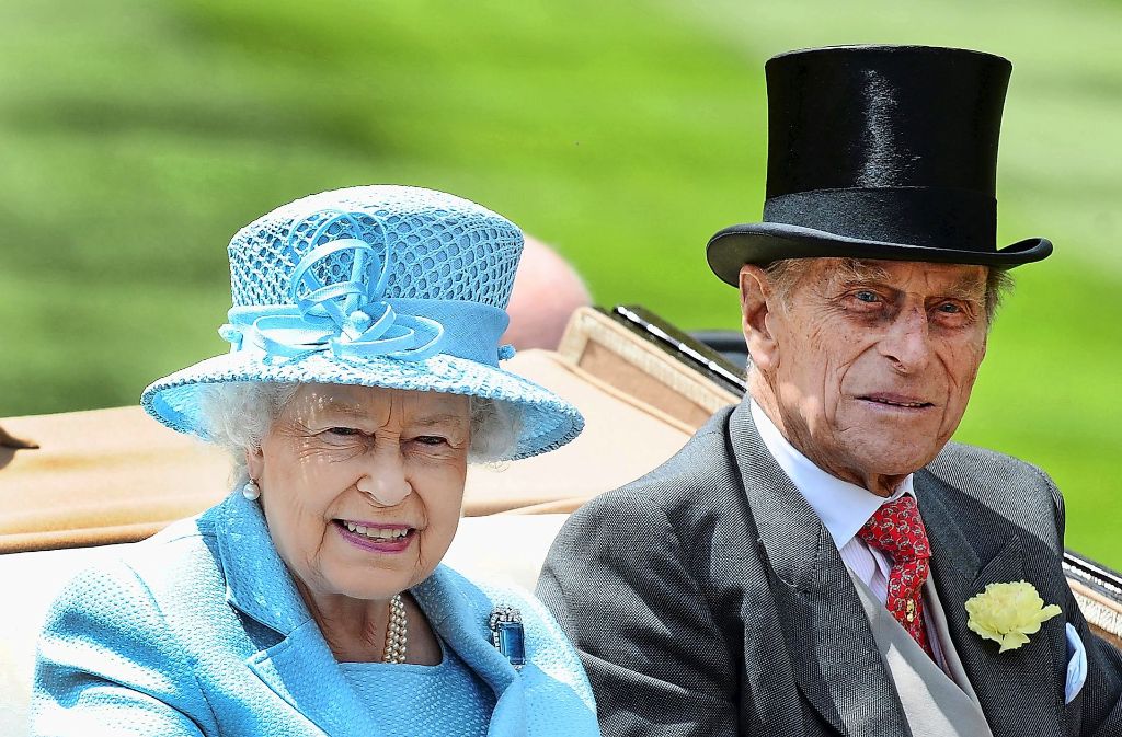 In Großbritannien ist der Hut noch wesentlich mehr verbreitet als in Deutschland, zumal in höheren Kreisen. Königin Elisabeth und Prinz Philipp im Jahr 2012 bei einem Rennen in Ascot. Prinz Philipp trägt einen Zylinder, für den es heute kaum noch offizielle Anlässe gibt.