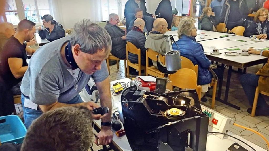  Getreu der Devise „Wegwerfen – nein danke!“ erfreuen sich die Repair-Cafés in Jebenhausen und Uhingen wachsender Beliebtheit. Auch in Börtlingen wird neuerdings geflickt, geschraubt und gelötet. 
