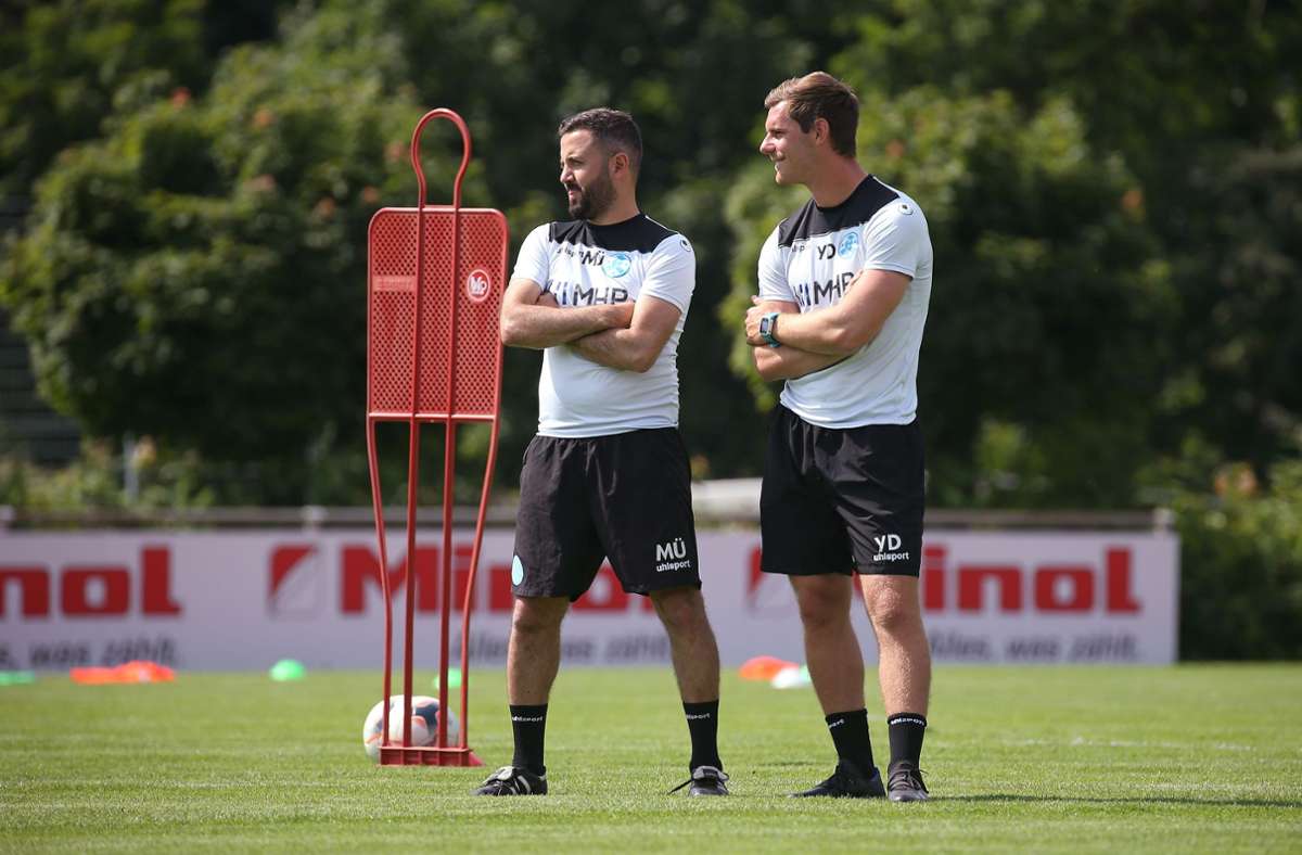 Mustafa Ünal (li.) und Yannick Dreyer sind Gehrmanns Assistenten. Ünal trainiert zudem die U19, Dreyer die U17, jeweils in der Bundesliga.