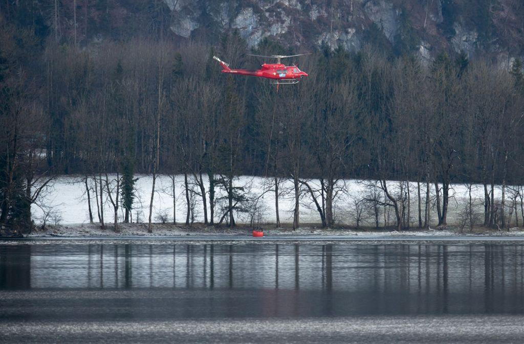 Sieben Hubschrauber sind im Einsatz, die Löschwasser aus dem Kochelsee und Walchensee entnehmen und über dem Flammenmeer abwerfen.
