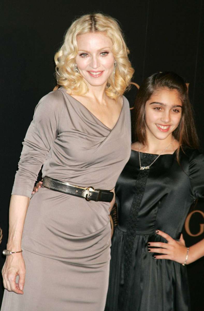 Wie es ist, die Tochter von einem absoluten Superstar zu sein? Ihre Mutter Madonna sei “ein Kontrollfreak“, sagte Lourdes vor Kurzem in einem Interview.