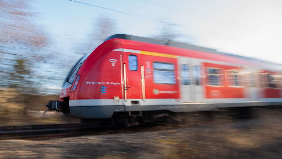 Plochingen: S-Bahn überfährt Sperrschild im Gleis