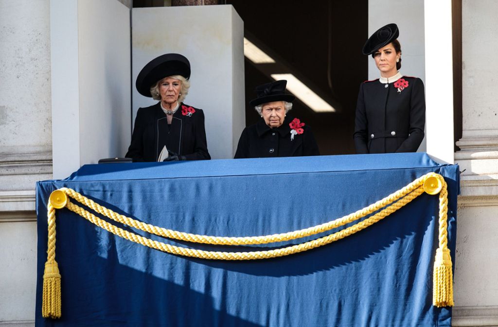Dass die Queen, Herzogin Camilla (links) und Herzogin Kate auf einem separaten Balkon standen ...