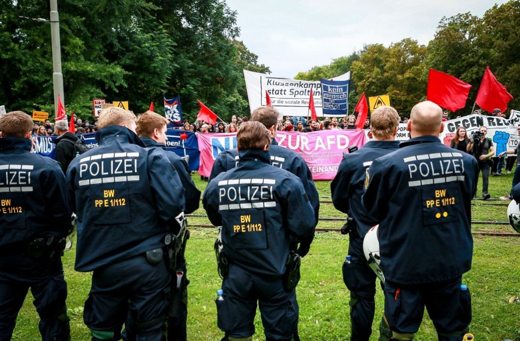 Bis 300 Demonstranten protestierten gegen die AfD-Feier zum Tag der Deutschen Einheit in Stuttgart. Foto: 7aktuell.de/Andreas Friedrichs