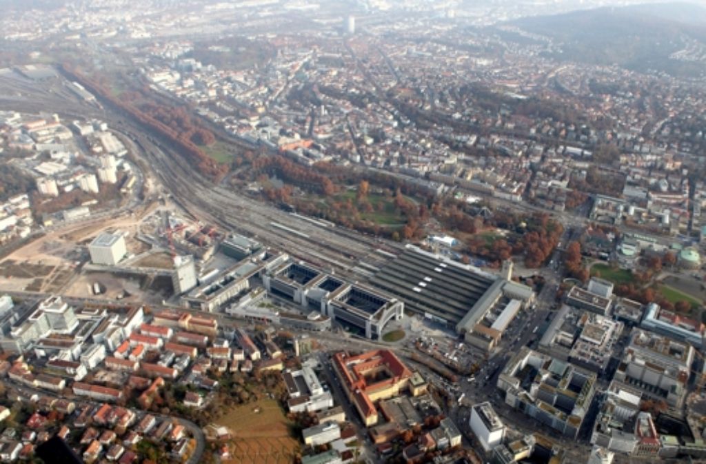 Der Streit über Abbruch oder Fortführung des Bahnprojekts Stuttgart 21 ist auch im Land und in der Stadt wieder voll entbrannt. Foto: dpa