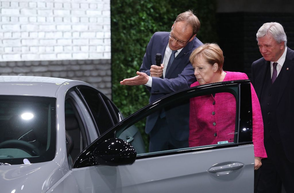 Bei dem Rundgang über die Internationale Automobil-Ausstellung hielt Bundeskanzlerin Merkel auch am Stand von Opel.