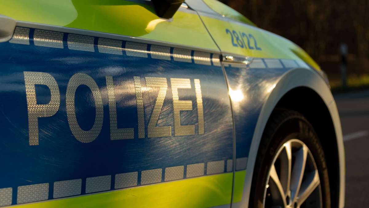 Verkehrskontrolle in Bayern: Autofahrer fährt Polizisten an und flüchtet –  Polizei schießt