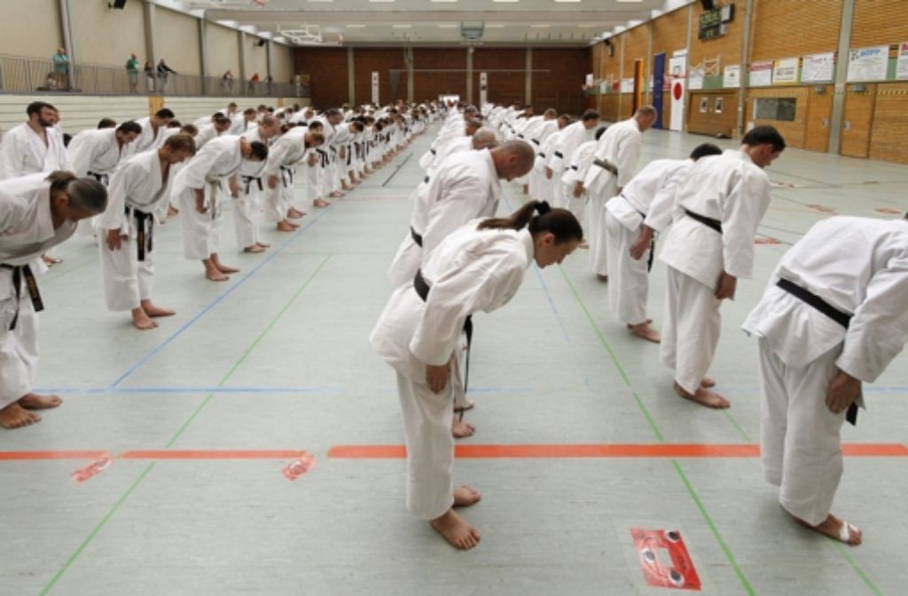 Zum Schluss einer Trainingseinheit gibt es das Mokuso, die traditionelle Ehrerbietung gegenüber den Ahnen.