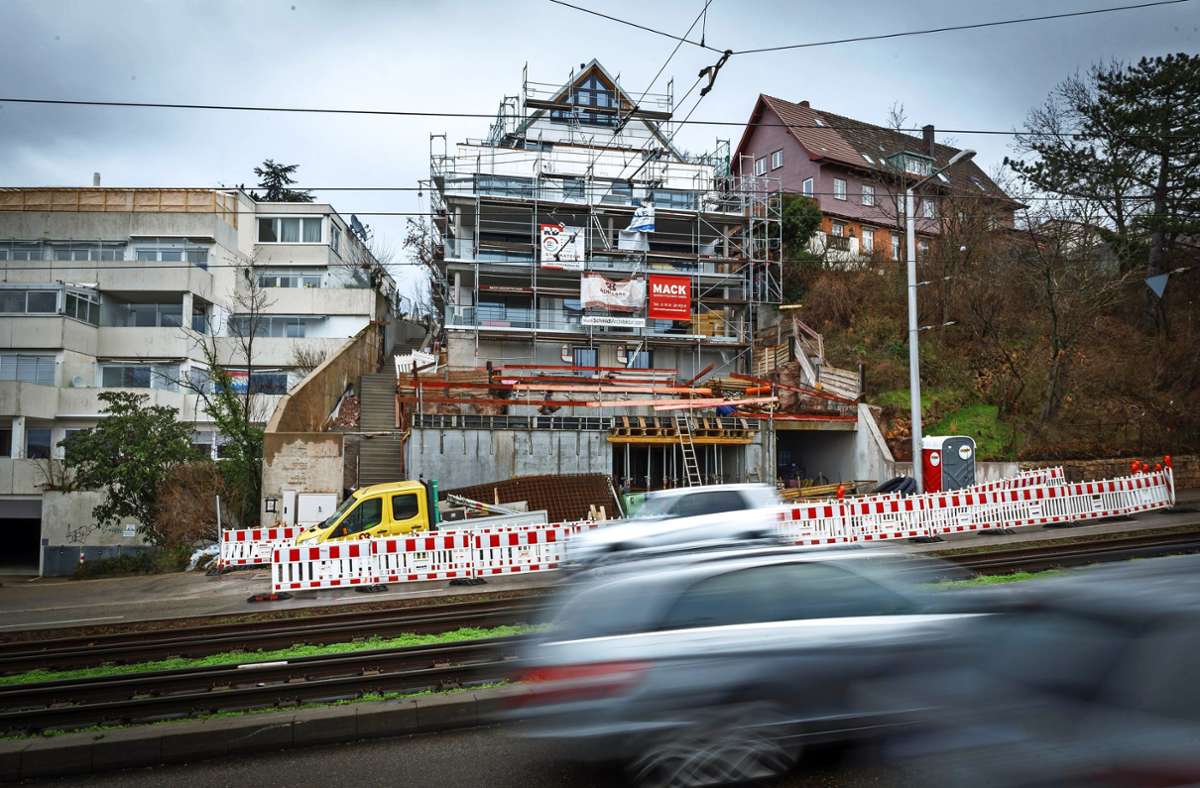 Noch ein paar Monate lang ist eine Spur stadteinwärts in der Stuttgarter Pischekstraße gesperrt, hier entstehen ein Mehr- und ein Einfamilienhaus sowie zehn Garagen. Foto: Lichtgut/Julian Rettig