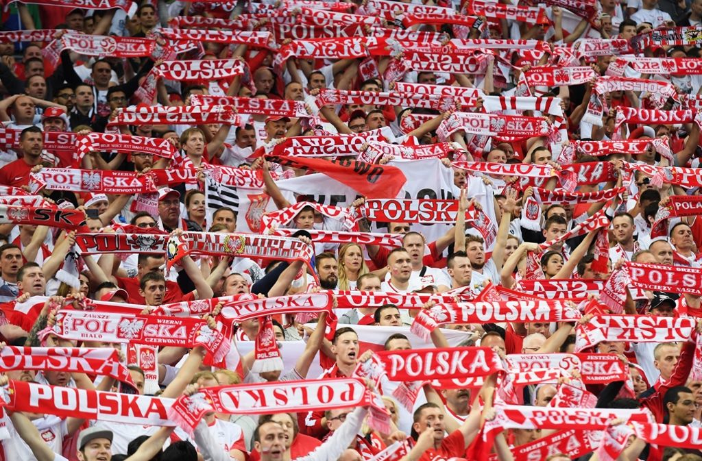 Die polnischen Fans feuern ihre Mannschaft an.