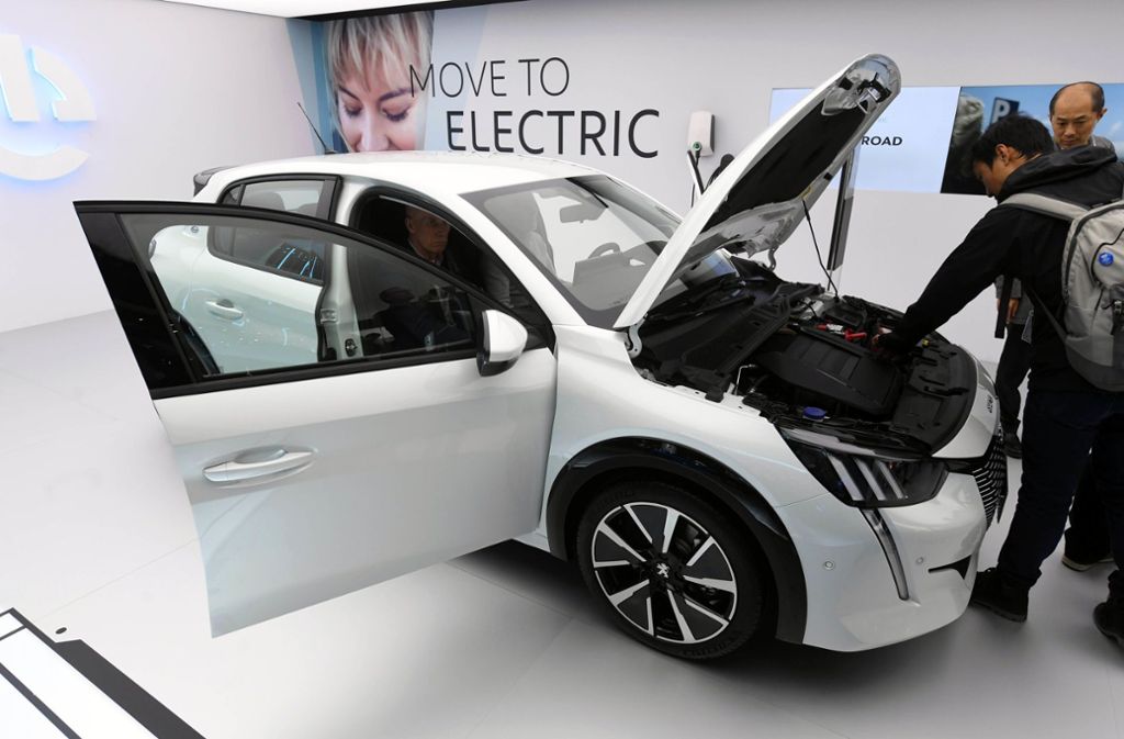Beim Genfer Autosalon wird der elektrisch angetriebene Peugeot e-208 präsentiert. Der französische Autobauer will künftig jedes Modell vollelektrisch oder als Steckdosenhybrid anbieten.