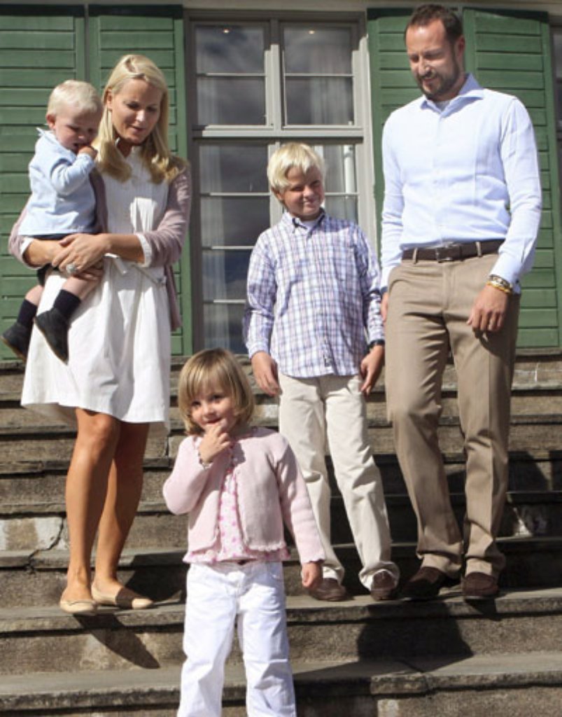Mit Sverre Magnus ist die königliche Patchworkfamilie komplett. Viele Norweger bewundern, mit welcher Selbstverständlichkeit Kronprinz Haakon Mette-Marits Sohn Marius aus einer früheren Beziehung wie seinen eigenen Nachwuchs aufzieht.