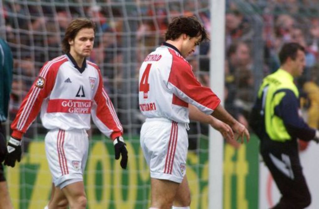 ... siegt Freiburg, wie hier beim 2:0 im November 1998 - die VfB-Spieler Thomas Schneider, Thomas Berthold und Franz Wohlfahrt (von links nach rechts) schleichen enttäuscht vom Platz - mal geht ...
