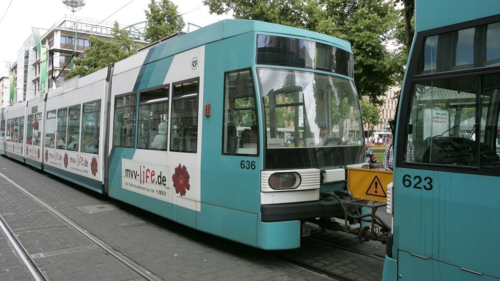 Vorfall in Mannheim: Seniorin in Straßenbahn verprügelt