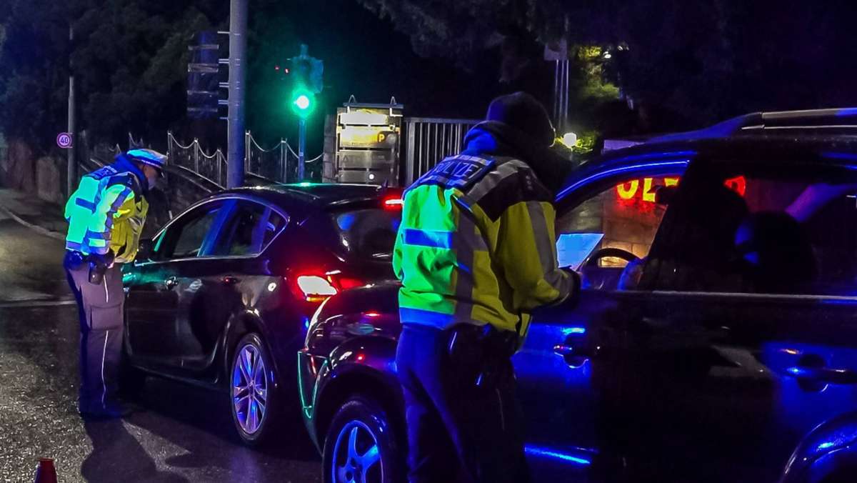 Corona in der Region Stuttgart: Zahlreiche Polizisten kontrollieren nächtliche Ausgangsbeschränkung