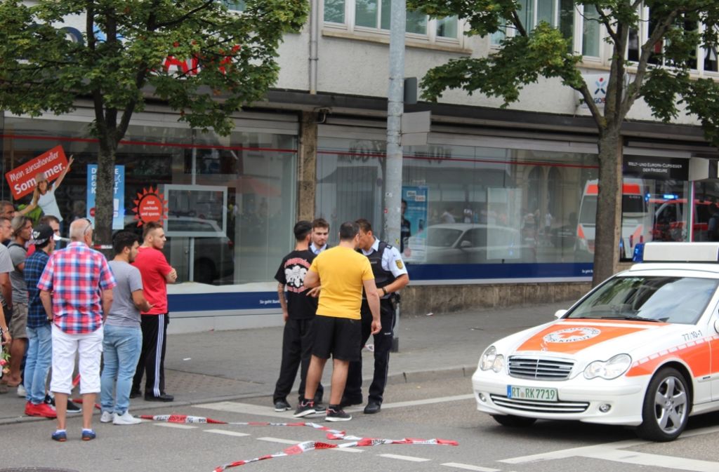 Im Bereich des Reutlinger Busbahnhofs hieb ein Mann nach einem Streit mit einem Hackmesser auf eine Frau ein.