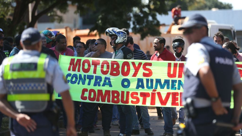 Streit um Benzinpreise: Streikende Fernfahrer legen Brasilien lahm