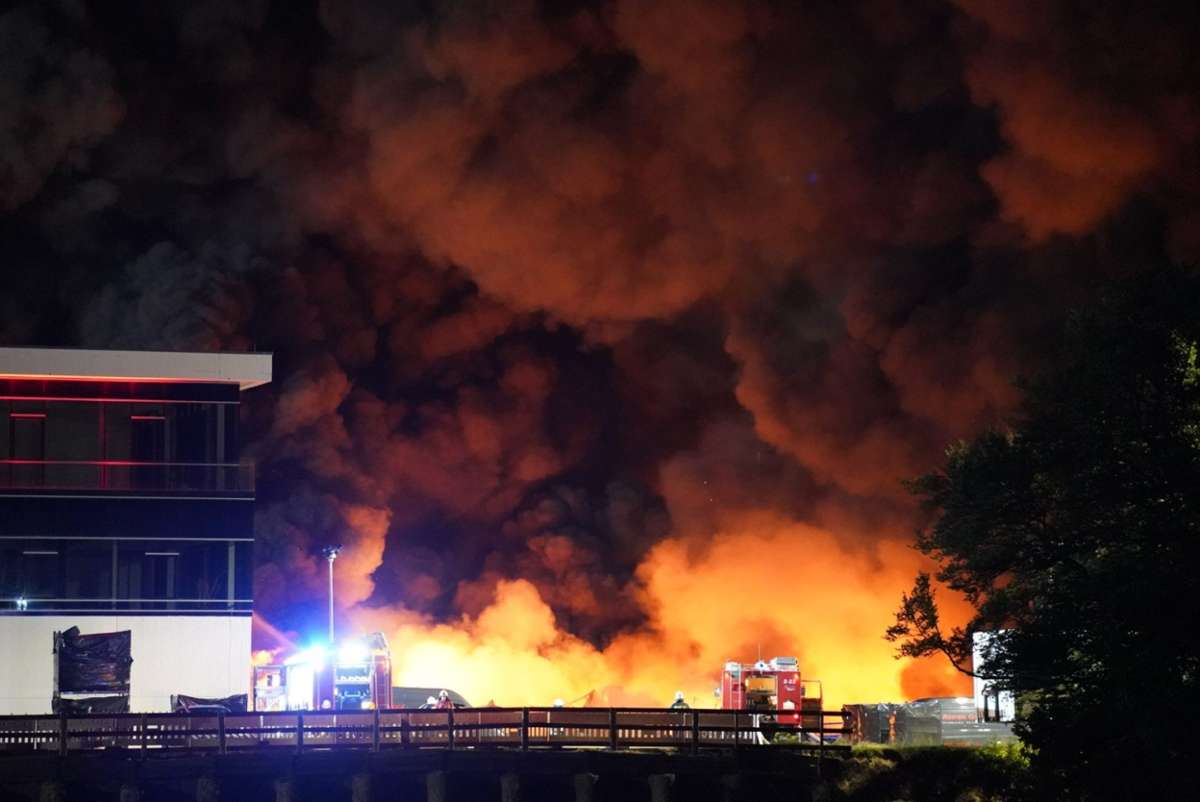 In der Nacht war auf dem Gelände eines Reifenhändlers ein Großbrand ausgebrochen.