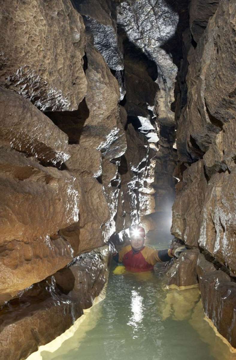 Falkensteiner Höhle: Typ: Wasserhöhle / Gesamtlänge: rund 5000 Meter / befahrbar auf 3987 Metern / Besonderheit: bei Hochwasser Lebensgefahr / Infos: „wilde“ Höhle, niemals ohne Führer betreten. Die Höhle ist keine Schauhöhle. Sie liegt zwischen Bad Urach und Grabenstetten und ist die Quelle der Elsach.
