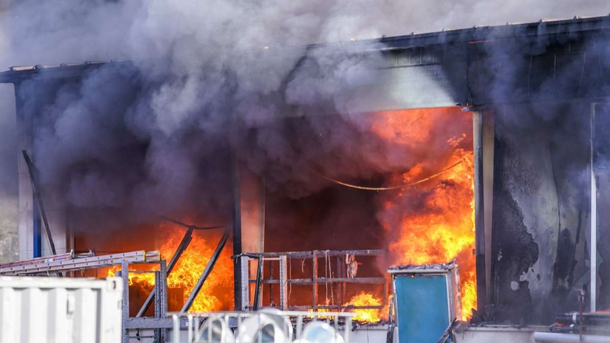 Schorndorf-Miedelsbach: Drei Verletzte und hoher Schaden bei Großbrand einer Werkhalle