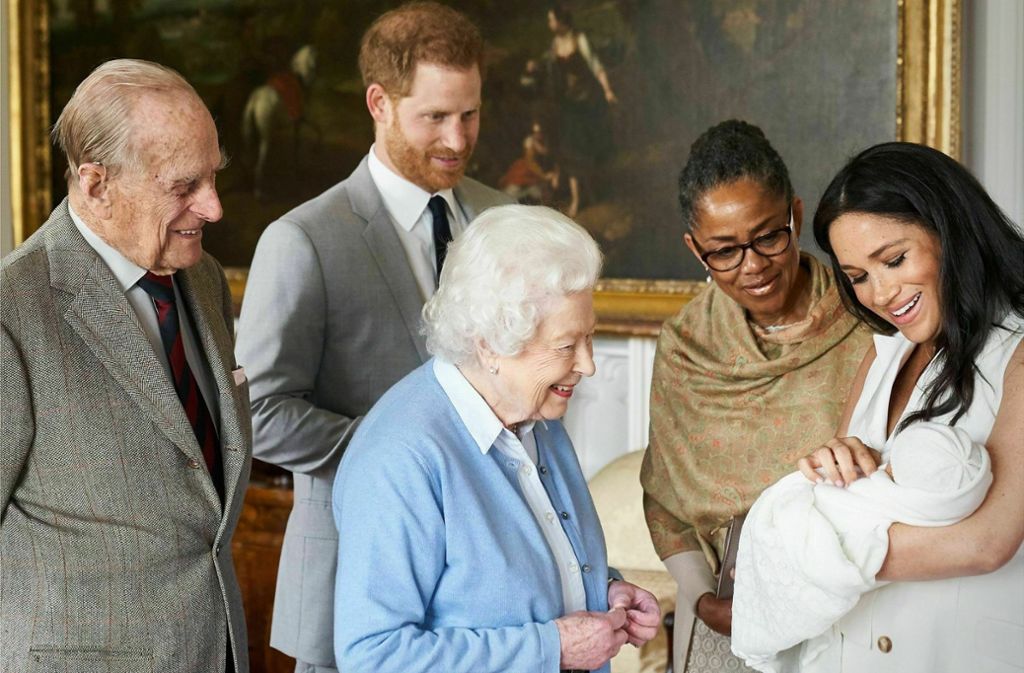 Noch ein Urgroßenkel für die Queen: Elizabeth II freut sich über den Neuzugang, den kleinen Archie Harrison, in ihrer Familie. Auch Prinz Philip (links) scheint glücklich zu sein, ebenso wie die frisch gebackenen Eltern Harry und Meghan sowie die Oma mütterlicherseits Doria Ragland.