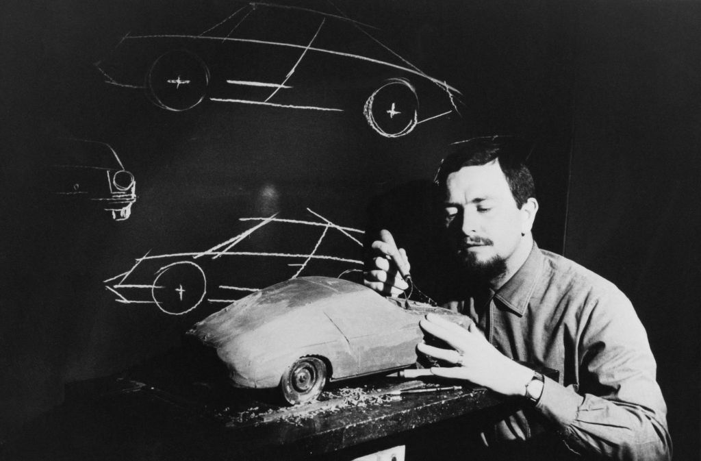 Der Erfinder des legendärsten aller Porsche-Modelle: Ferdinand Alexander Porsche arbeitet am Modell Typ 911 (1968). Er starb 2012 im Alter von 76 Jahren.
