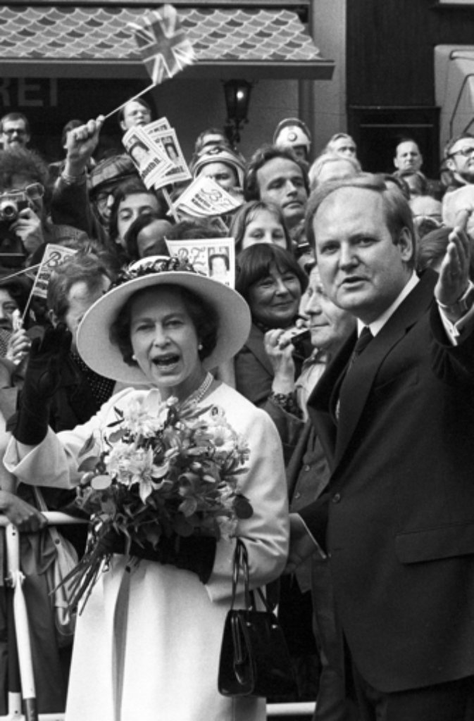Mai 1978: In Berlin nimmt die Königin das erste Mal außerhalb Londons eine Parade zu Ehren ihres offiziellen Geburtstags ab. Andere Stationen des Besuches sind Bonn, Mainz, Kiel und Bremen.