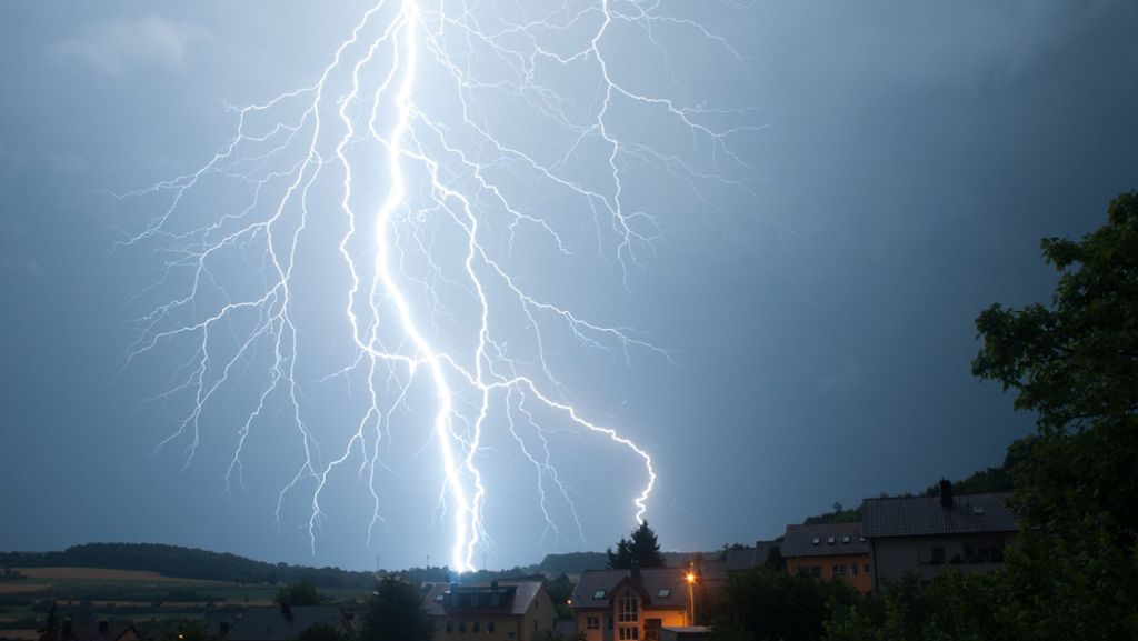 Unwetter bei Reutlingen: Dachstuhl brennt nach Blitzeinschlag