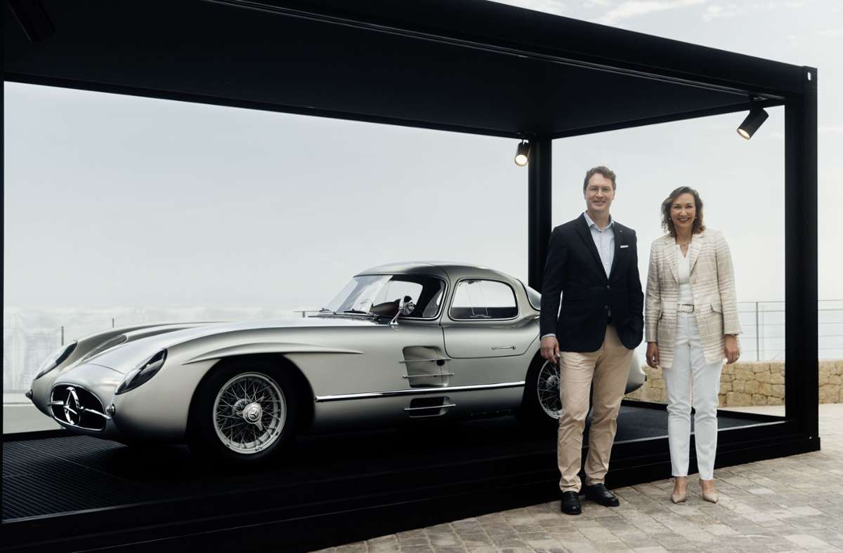 Das teuerste Auto der Welt bei „The Economics of Desire“ an der Côte d’Azur. Davor stehen Ola Källenius, Chef der Mercedes-Benz Group AG, und Renata Jungo Brüngger, Mitglied des Vorstands.