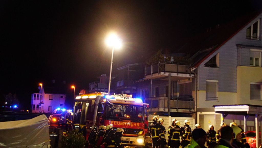 Brand in Asperg: Drei Verletzte bei Feuer in Mehrfamilienhaus