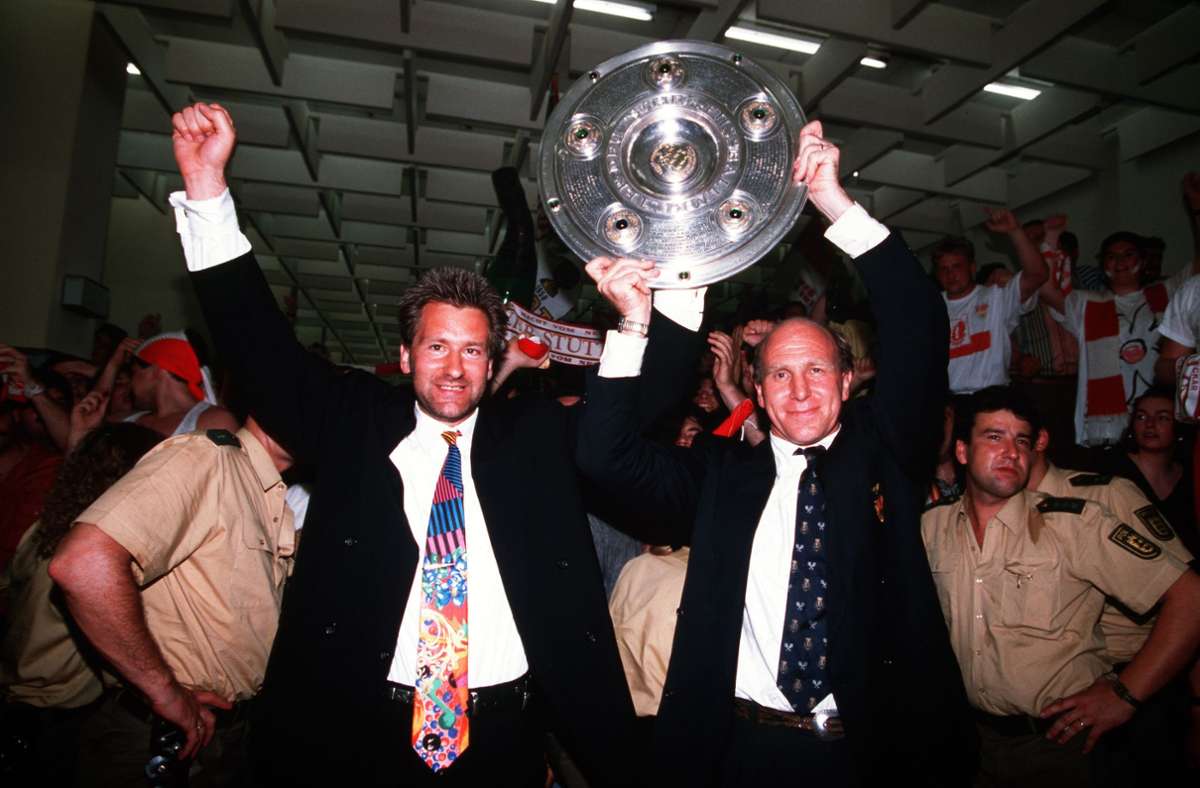 Eike Immel (li.) kam einst von Borussia Dortmund zum VfB und war Stammtorhüter der Meistermannschaft. Hier feiert er mit Manager Dieter Hoeneß.