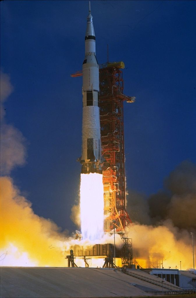 16. Juli 1969: Die 110,6 Meter hohe und knapp 3000 Tonnen schwere Saturn V Rakete mit der Apollo-11-Crew an Bord hebt in Cape Kennedy (Florida) ab.
