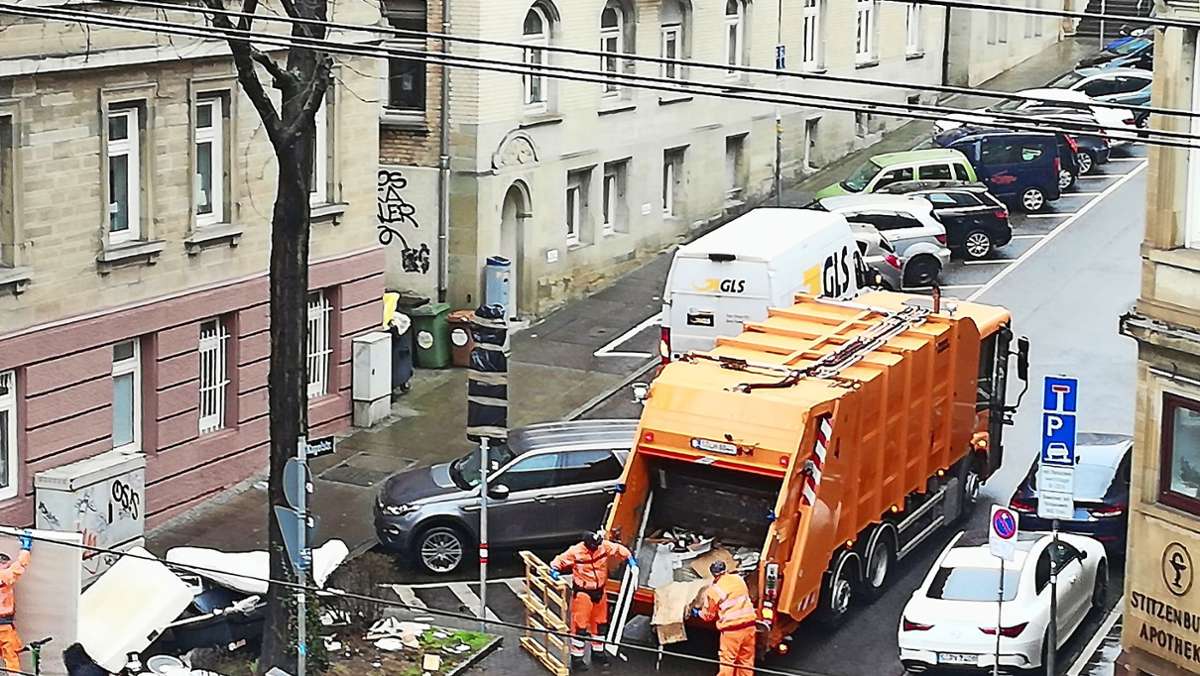 Sauberkeit in S-Mitte: Stadt räumt wilde Mülldeponie  ab