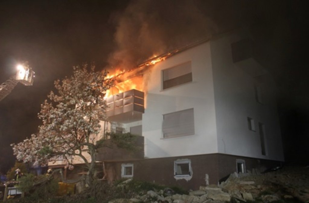 Flammen schlagen aus Wohnung in Weinstadt