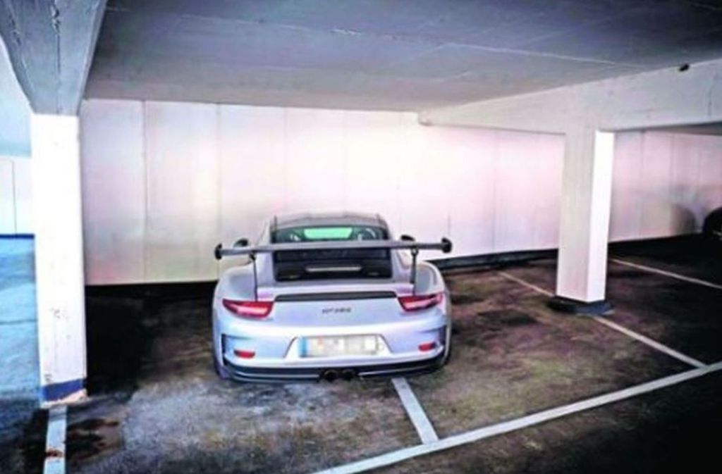 3. Schlecht geparkt worden ist dieser Porsche, der gleich zwei Parkplätze blockiert. In Stuttgart kein Einzelfall: Parkhausbetreiber beobachten, dass immer mehr Kunden falsch parken – und sich mit ihrem Porsche oder Mercedes gleich auf zwei Parkplätzen breit machen. Liegt die Tendenz zum Doppelparkplatz nun an der Bequemlichkeit der Fahrer, oder sind die Stellplätze zu klein? Egal, die Stuttgarter nervt es gewaltig.