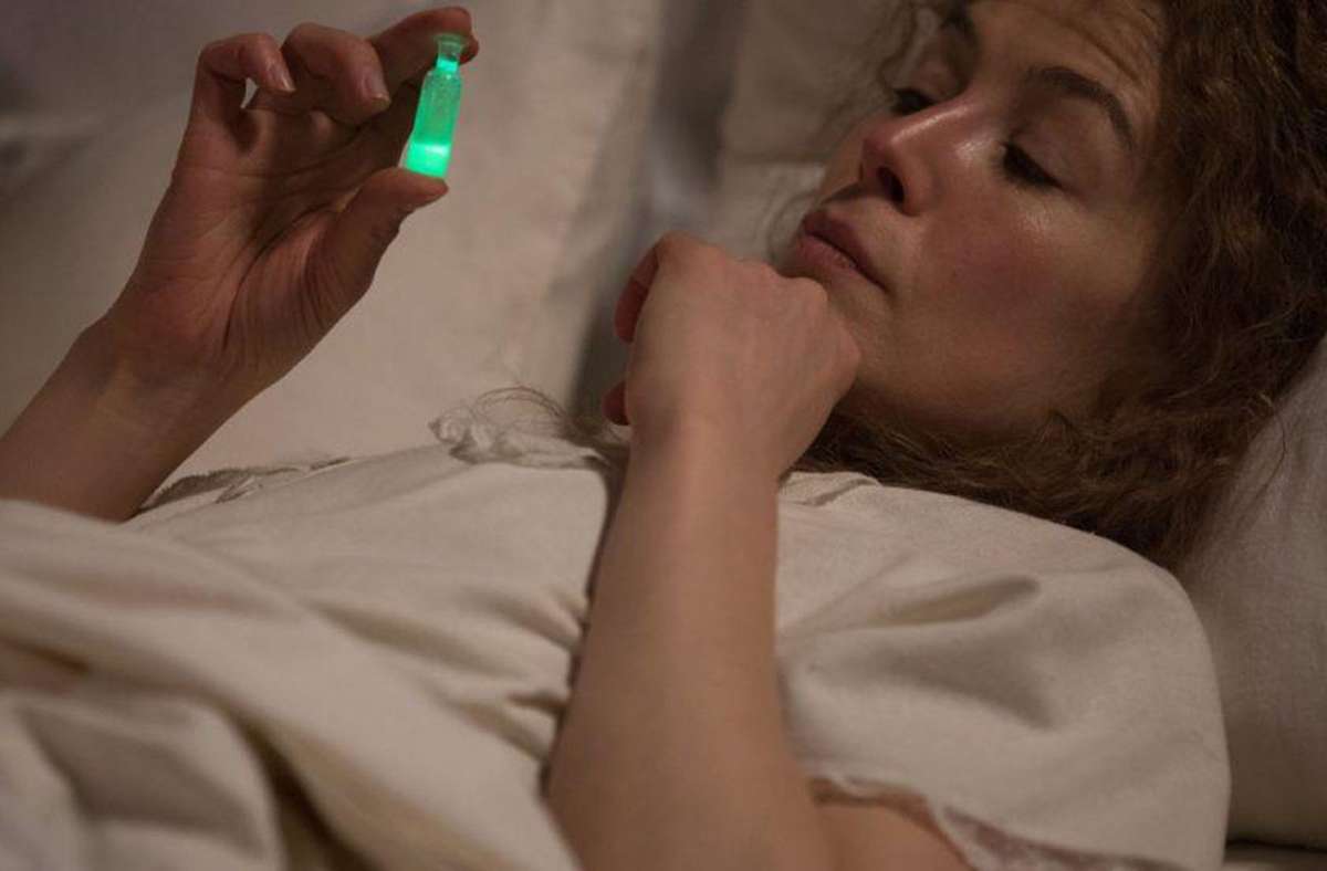 Das Radium fasziniert Marie Curie (Rosamund Pike) so sehr, dass sie es sogar mit ins Bett nimmt