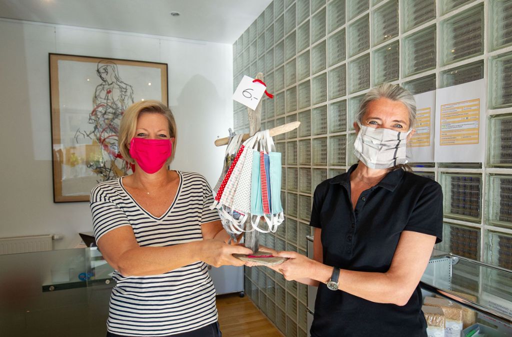 Martina Walter (links) hat den Verkauf am Empfang der Physiotherapiepraxis Faktum übernommen, Katja Haag zuvor fleißig genäht. Foto: Leif Piechowski