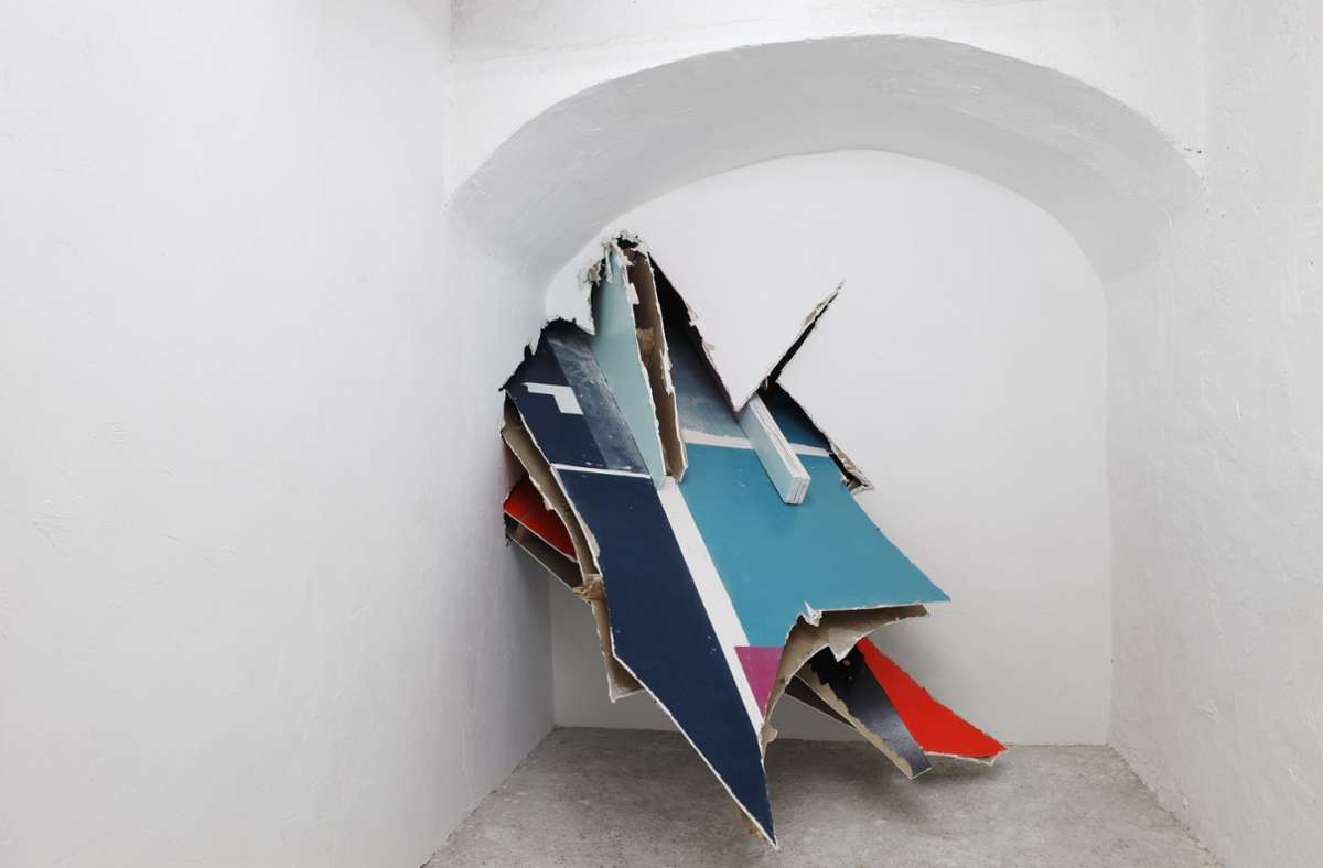 Durchbruch Felix Schramm zeigt in seinen Installationen zertrümmerte Wände.